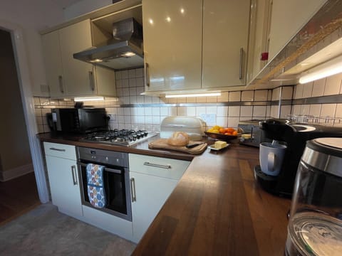 Superior House, 3 Bedrooms | Private kitchen | Electric kettle