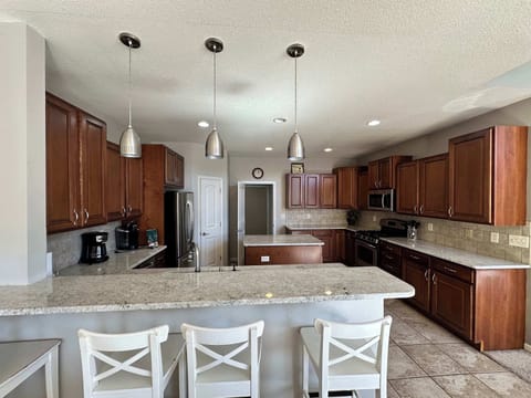 Additional counter seating for four in the kitchen