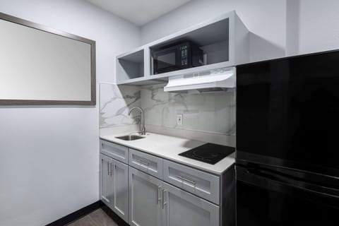 Full-size fridge, microwave, stovetop, coffee/tea maker