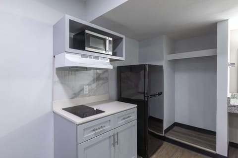 Full-size fridge, microwave, stovetop, coffee/tea maker
