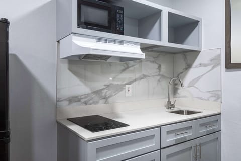 Full-size fridge, microwave, stovetop, coffee/tea maker