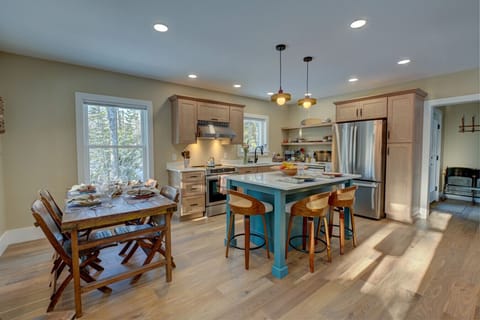 Dining area & kitchen with island seating too.