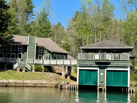 Rare! Green Acres offers immediate access to gorgeous views and fun (no steps)!