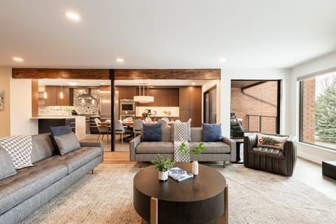 Living room/Dining area