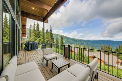 Sandpoint Vacation Rental | 4BR | 3.5BA | 1 Step to Enter | 4,000 Sq Ft