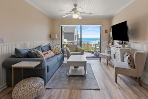 Condo, 3 Bedrooms | Living area