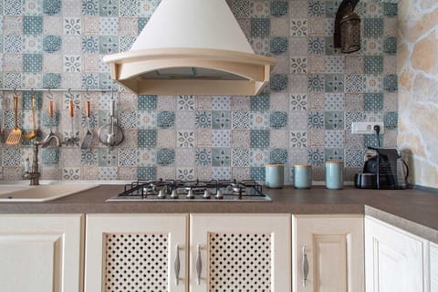 Luxury Beachfront pet friendly villa in Trogir - ground floor of the villa with kitchen, dining area, mobile grill and bathroom