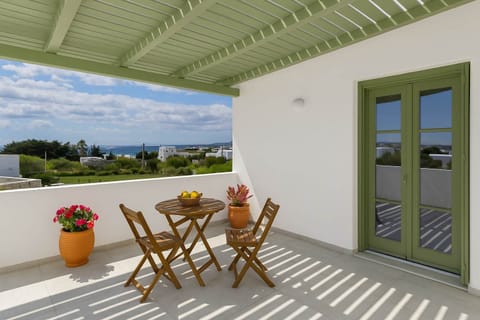 Shaded Patio – Outdoor Seating with Garden View
A private terrace ideal for relaxing or enjoying a drink in the fresh island air.