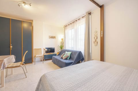 Basic Condo | Living area | 25-inch flat-screen TV with satellite channels