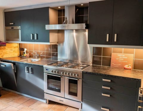 House | Private kitchen | Fridge, microwave, oven, coffee/tea maker