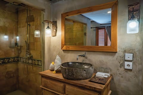 Family Villa, Balcony, Garden View | Bathroom | Free toiletries, hair dryer, bathrobes, slippers