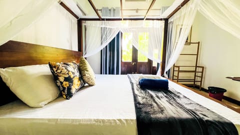Deluxe Double Room, 1 King Bed, Garden View | Room amenity