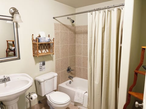 Comfort Single Room | Bathroom | Combined shower/tub, free toiletries, hair dryer, bathrobes
