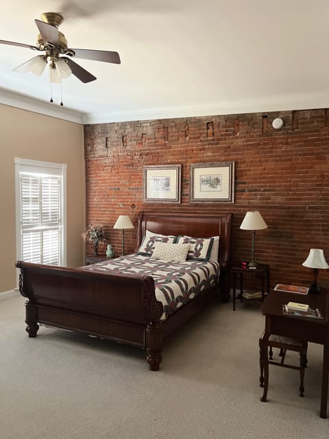 Comfort Single Room | Laptop workspace, free WiFi