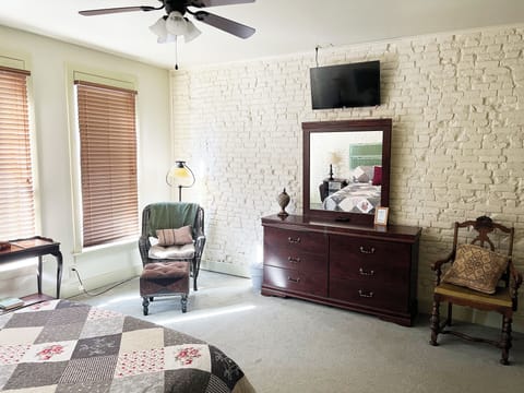 Comfort Single Room | Laptop workspace, free WiFi