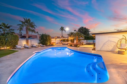 Heated splash pool 