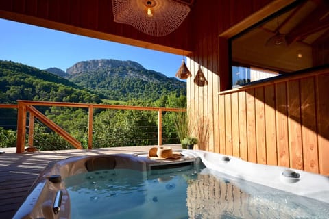 Cabanes de Provence, des hébergements de charme mêlant luxe et nature. Profitez d`un confort unique dans des lieux d’exception au cœur de la Provence.
