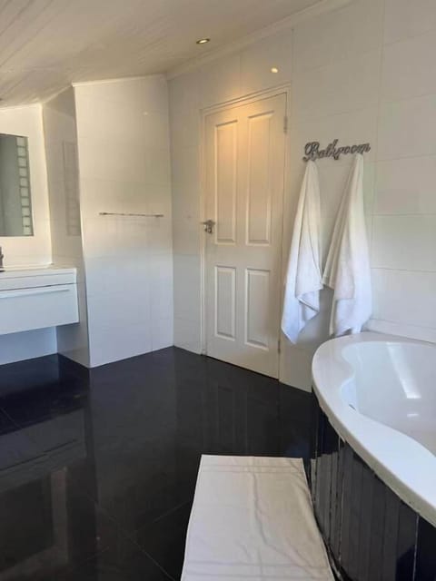 Deluxe Double Room | Bathroom | Towels, soap, shampoo, toilet paper