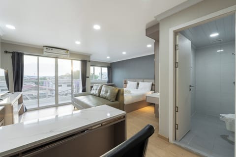 Suite | In-room safe, desk, free WiFi, bed sheets
