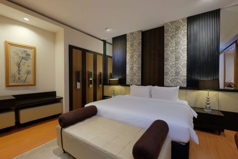 Presidential Room | Blackout drapes, soundproofing, iron/ironing board