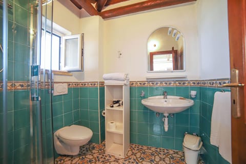 Deluxe Room, Sea View | Bathroom