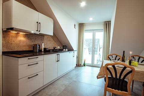 Full-size fridge, stovetop, dishwasher, toaster