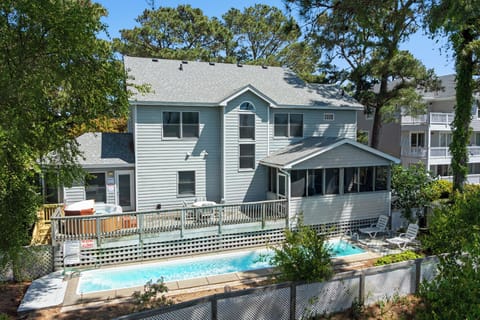 CL554: On Valentine Pond | Back Exterior