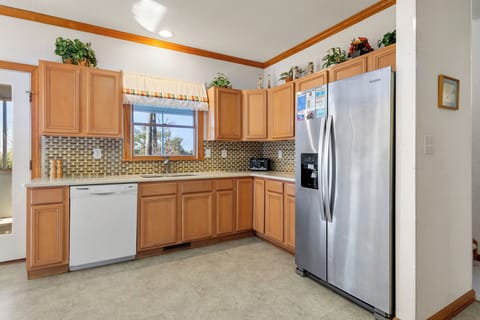 CL554: On Valentine Pond | Bottom Level Kitchen