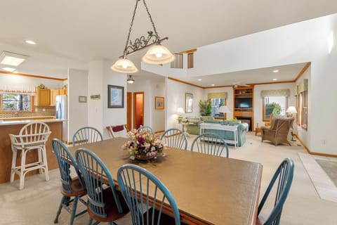CL554: On Valentine Pond | Bottom Level Dining Area