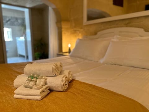 Superior Double Room, Bathtub | Minibar, in-room safe, desk, laptop workspace