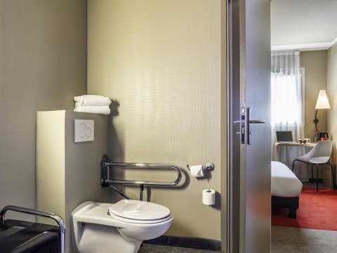 Room, 1 Double Bed, Accessible | Bathroom | Shower, eco-friendly toiletries, hair dryer, towels