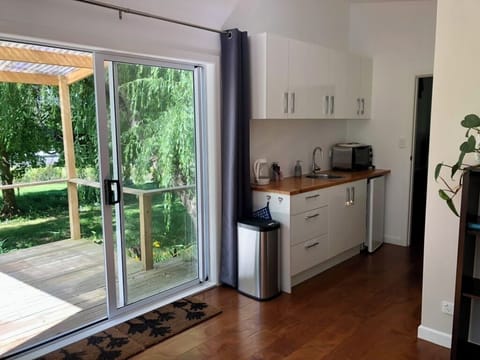 Kitchenette with fridge, oven and the basics to make tea and coffee.