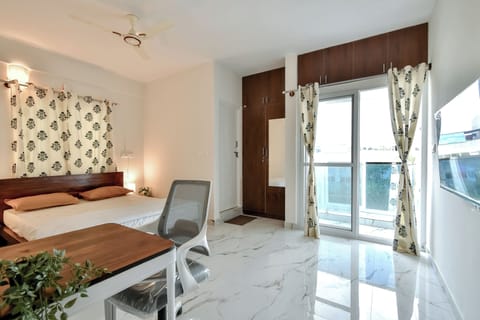 Premium Room, Balcony, City View | Desk, laptop workspace, iron/ironing board, rollaway beds