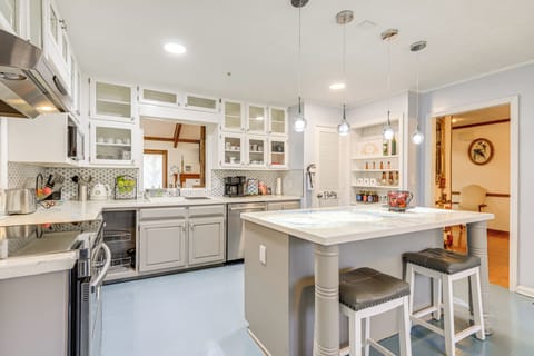House (5 Bedrooms) | Interior