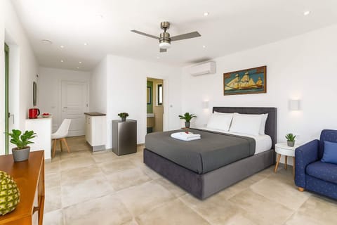 Interior View – Sleeping Area and Lounge Corner
Open-plan layout with a double bed, sofa, and soft neutral tones.
