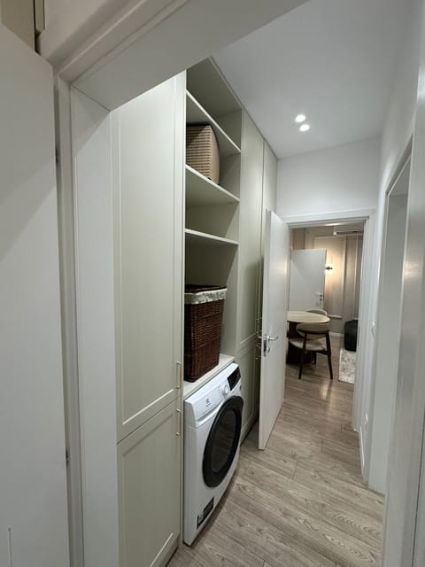 Luxury Apartment, Balcony | Bathroom | Hair dryer, towels