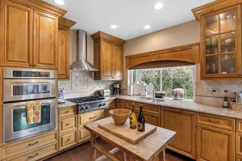 Fully equipped kitchen.