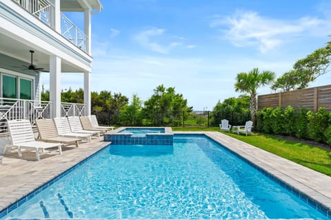 Spacious Pool and Outdoor Entertaining Area