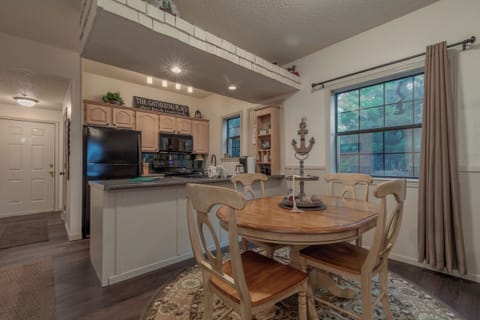 Kitchen / Dining Room - Kitchen / Dining Room