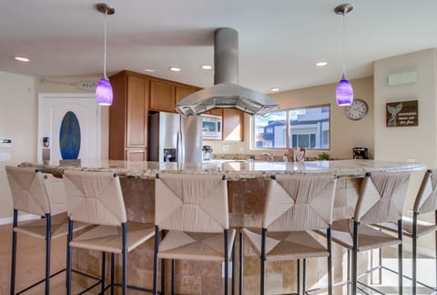 Island Seating for 6 | Chef Kitchen