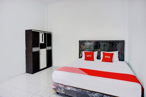Standard Double Room | Laptop workspace, bed sheets