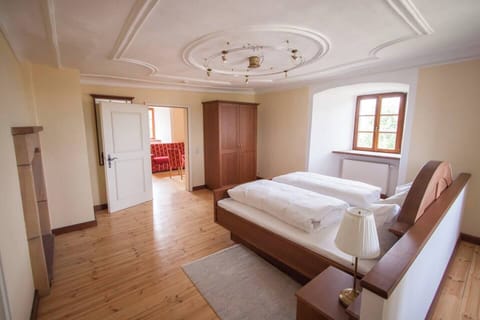 Schlafzimmer mit sicht auf das Wohnzimmer