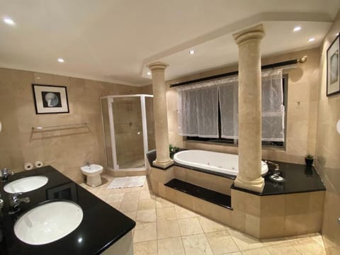 Deluxe Room, Balcony, Sea View | Bathroom