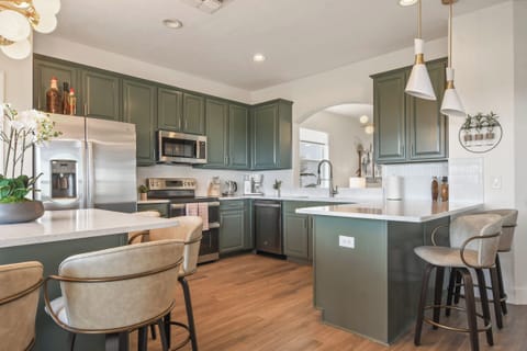 Full Modern Kitchebn