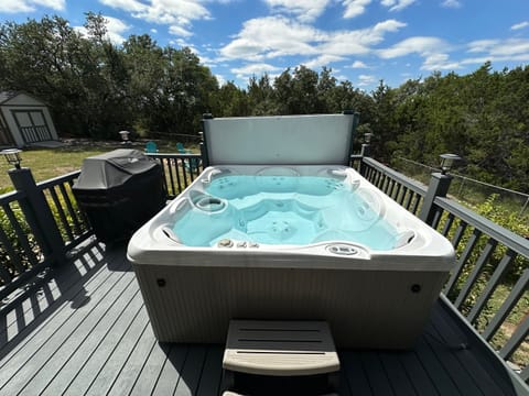 Sizzle & Soak at Honey’s Fire up dinner and melt into relaxation. Honey’s back patio offers a propane grill for outdoor meals and a private hot tub for serene evenings—just minutes from Canyon Lake and wrapped in cozy charm.