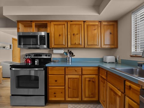 Full kitchen with all the stuffs needed to make great meals and memories!