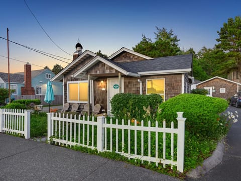 This cottage is right on Hemlock (the main road through town), so walkability is the name of the game.