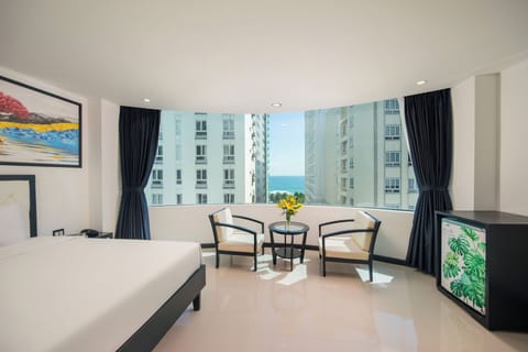 Deluxe Room, 1 Queen Bed, Sea View | Premium bedding, minibar, in-room safe, desk