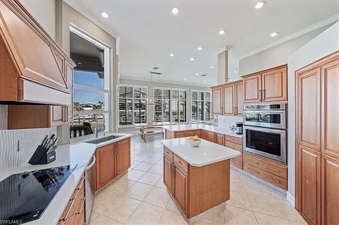 Spacious Kitchen for Effortless Vacation Cooking