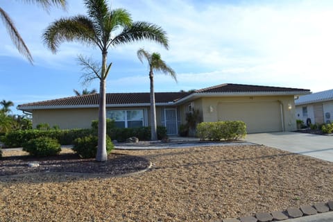 Pool Home Near Manasota Key - Shark Tooth Hunting (1956)